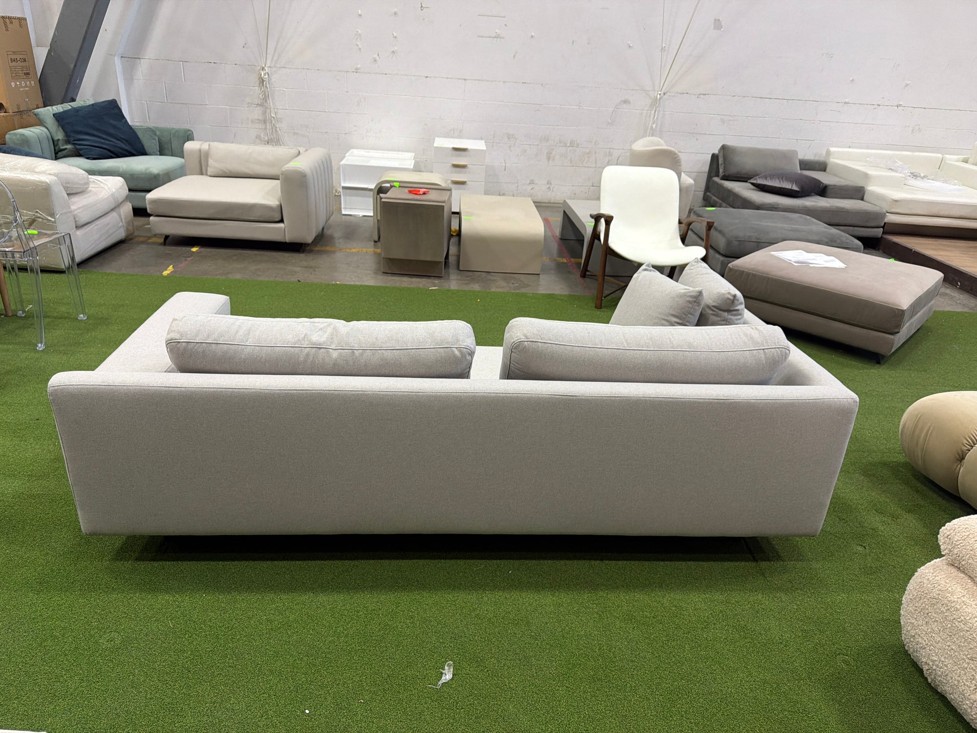 Dresden Right Arm Sofa - Modern Felt: Malmo